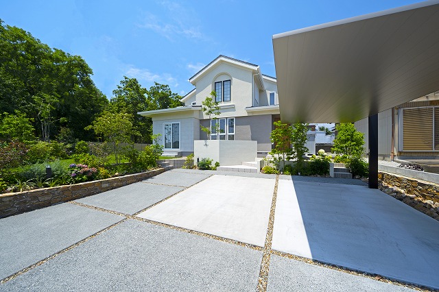 エレガントモダンな建物と、暮らしを引き立てる灯り 渡辺建築株式会社(IRODORI) 静岡県H様邸 Spectacular garden lighting by lighting professionals. Enjoy a dramatic, romantic, even mysterious scene comparing to a day time.