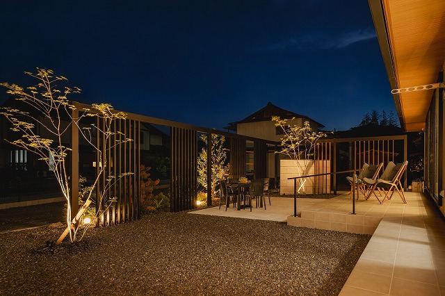 ファサードとアウトドアリビングの融合　株式会社叶屋　福島県A様邸 Spectacular garden lighting by lighting professionals. Enjoy a dramatic, romantic, even mysterious scene comparing to a day time.