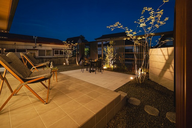 ファサードとアウトドアリビングの融合　株式会社叶屋　福島県A様邸 Spectacular garden lighting by lighting professionals. Enjoy a dramatic, romantic, even mysterious scene comparing to a day time.