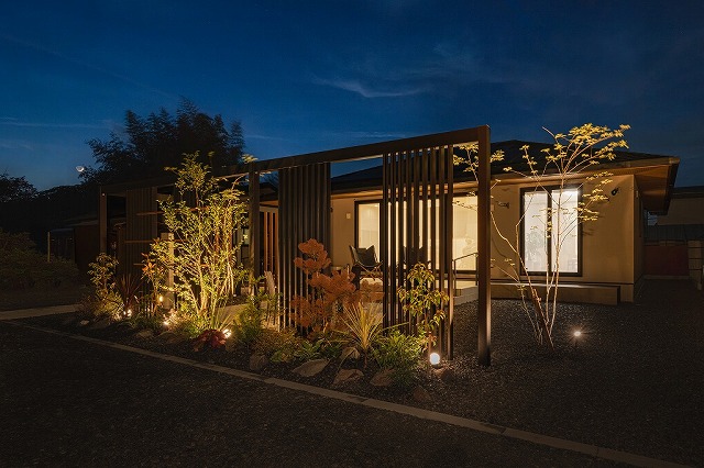 ファサードとアウトドアリビングの融合　株式会社叶屋　福島県A様邸 Spectacular garden lighting by lighting professionals. Enjoy a dramatic, romantic, even mysterious scene comparing to a day time.