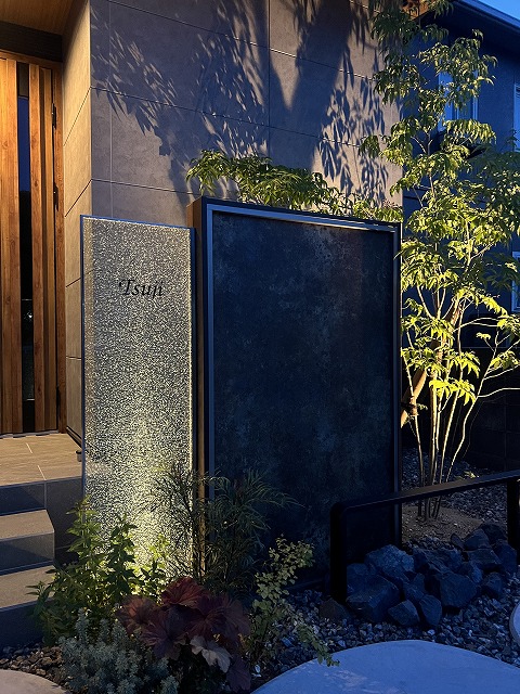 気に入ったクラックガラスを取入れた外構 グリーンステージ 福井県T様邸 Spectacular garden lighting by lighting professionals. Enjoy a dramatic, romantic, even mysterious scene comparing to a day time.
