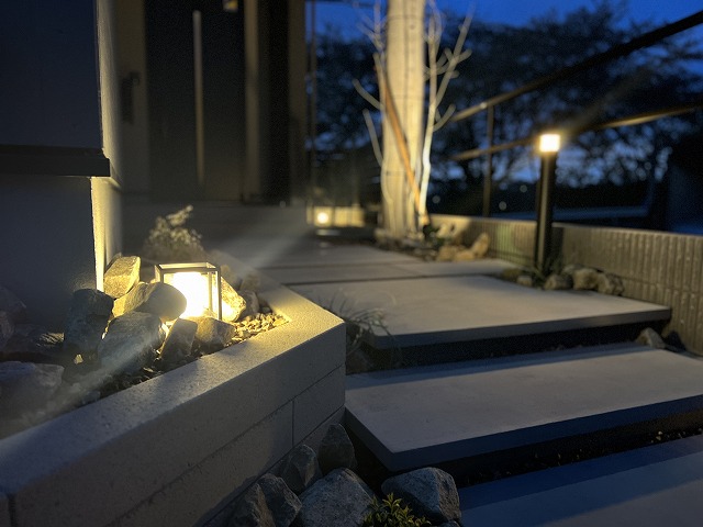 暖かさと冷たさの調和のとれたアプローチ ㈲ソーケンサービス/マイ・パティオ 静岡県A様邸 Spectacular garden lighting by lighting professionals. Enjoy a dramatic, romantic, even mysterious scene comparing to a day time.