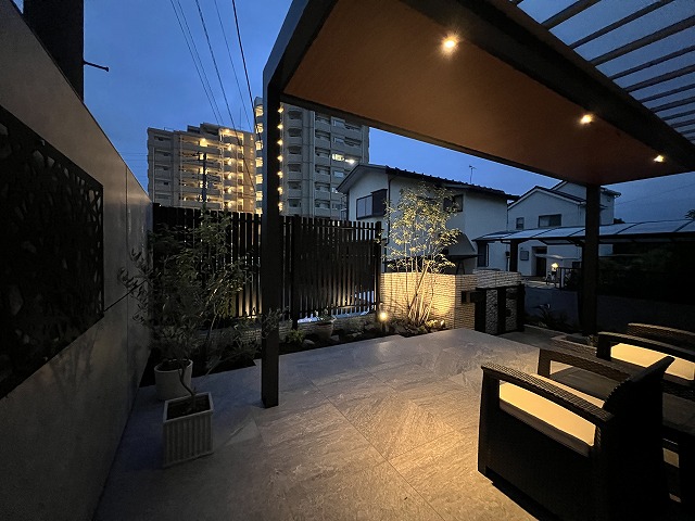 ゆったり落ち着くリビングガーデン ㈲ソーケンサービス/マイ・パティオ 静岡県A様邸 Spectacular garden lighting by lighting professionals. Enjoy a dramatic, romantic, even mysterious scene comparing to a day time.