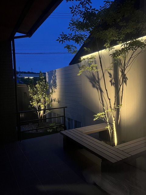 アオダモが映える家 グリーンステージ 福井県Y様邸 Spectacular garden lighting by lighting professionals. Enjoy a dramatic, romantic, even mysterious scene comparing to a day time.