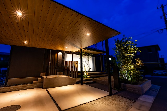 建築と自然を照らす、温もりある灯りのデザイン　株式会社エバーグリーンエクステリア　倉敷店　岡山県Y様邸 Spectacular garden lighting by lighting professionals. Enjoy a dramatic, romantic, even mysterious scene comparing to a day time.