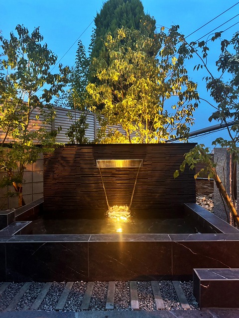 水と光が奏でる、癒しの庭 株式会社リーフ 大阪府S様邸 Spectacular garden lighting by lighting professionals. Enjoy a dramatic, romantic, even mysterious scene comparing to a day time.