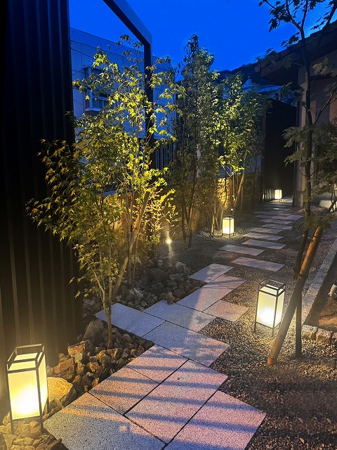 水と光が奏でる、癒しの庭 株式会社リーフ 大阪府S様邸 Spectacular garden lighting by lighting professionals. Enjoy a dramatic, romantic, even mysterious scene comparing to a day time.
