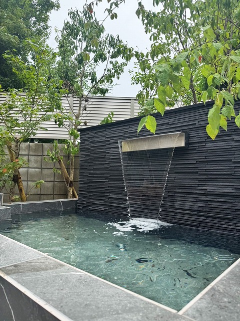水と光が奏でる、癒しの庭 株式会社リーフ 大阪府S様邸 Spectacular garden lighting by lighting professionals. Enjoy a dramatic, romantic, even mysterious scene comparing to a day time.