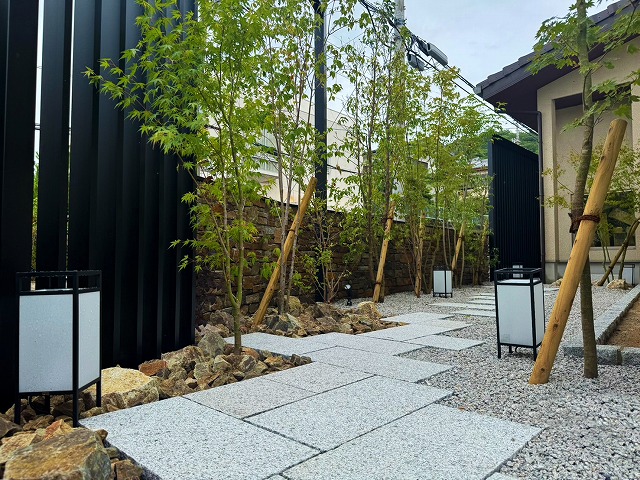 水と光が奏でる、癒しの庭 株式会社リーフ 大阪府S様邸 Spectacular garden lighting by lighting professionals. Enjoy a dramatic, romantic, even mysterious scene comparing to a day time.