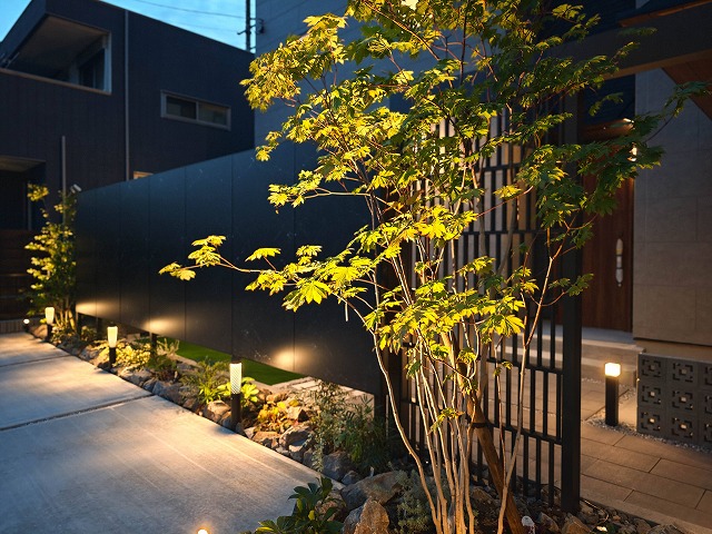 モダンなファサードを引き立てるシンプルライティング 中遠外構 静岡県M様邸 Spectacular garden lighting by lighting professionals. Enjoy a dramatic, romantic, even mysterious scene comparing to a day time.