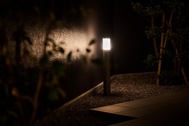 ゆっくりと時を刻む庭　有限会社創園社　群馬県H様邸 Spectacular garden lighting by lighting professionals. Enjoy a dramatic, romantic, even mysterious scene comparing to a day time.