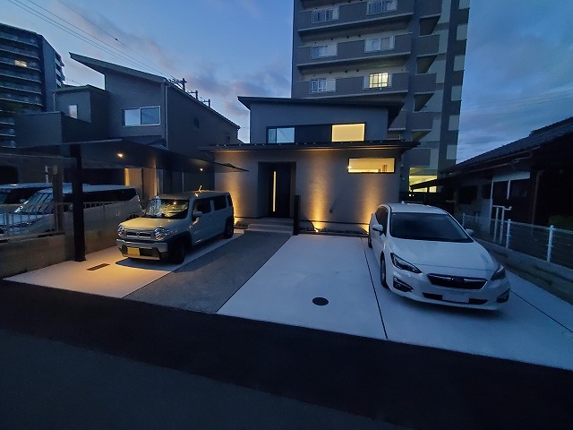 シンプルモダン外構　サコヤマエクステリア　SAKOYAMA EXTERIOR　山口県A様邸 Spectacular garden lighting by lighting professionals. Enjoy a dramatic, romantic, even mysterious scene comparing to a day time.