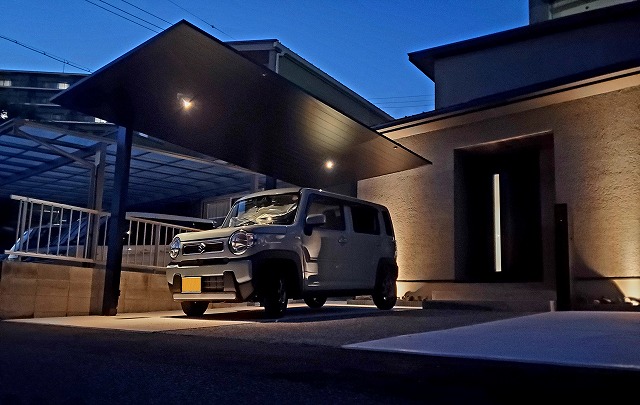 シンプルモダン外構　サコヤマエクステリア　SAKOYAMA EXTERIOR　山口県A様邸 Spectacular garden lighting by lighting professionals. Enjoy a dramatic, romantic, even mysterious scene comparing to a day time.