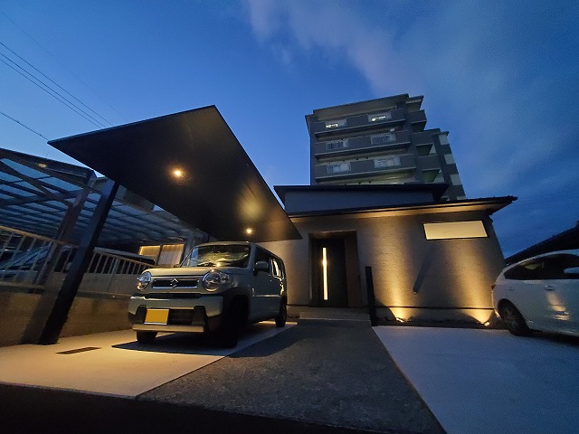 シンプルモダン外構　サコヤマエクステリア　SAKOYAMA EXTERIOR　山口県A様邸 Spectacular garden lighting by lighting professionals. Enjoy a dramatic, romantic, even mysterious scene comparing to a day time.