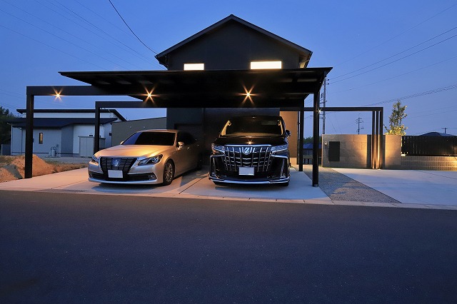 梁を飛ばしたシンプルモダン外構　サコヤマエクステリア　SAKOYAMA EXTERIOR　山口県M様邸 Spectacular garden lighting by lighting professionals. Enjoy a dramatic, romantic, even mysterious scene comparing to a day time.