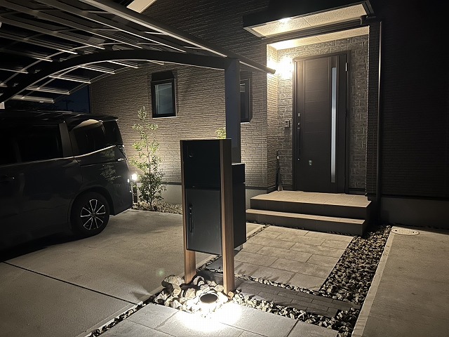 植栽とアプローチのライトアップ　株式会社EXサン　茨城県Ｓ様邸 Spectacular garden lighting by lighting professionals. Enjoy a dramatic, romantic, even mysterious scene comparing to a day time.