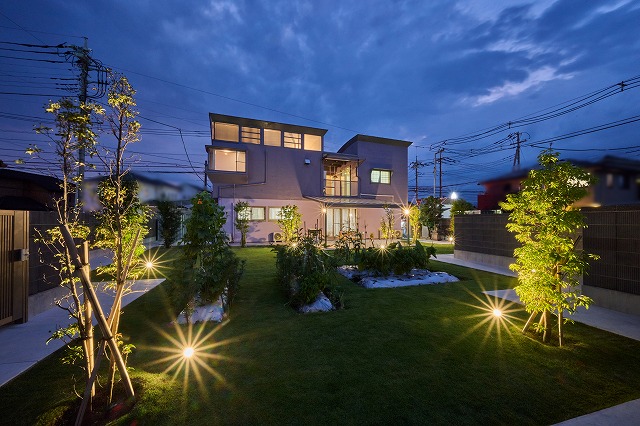 プライベート空間で愉しむガーデン　有限会社創園社　群馬県K様邸 Spectacular garden lighting by lighting professionals. Enjoy a dramatic, romantic, even mysterious scene comparing to a day time.