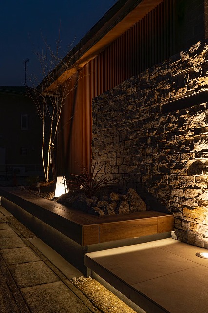 ジャパンディーを引き立てるライティング 株式会社ルーラルコテージ 愛知県S様邸 Spectacular garden lighting by lighting professionals. Enjoy a dramatic, romantic, even mysterious scene comparing to a day time.