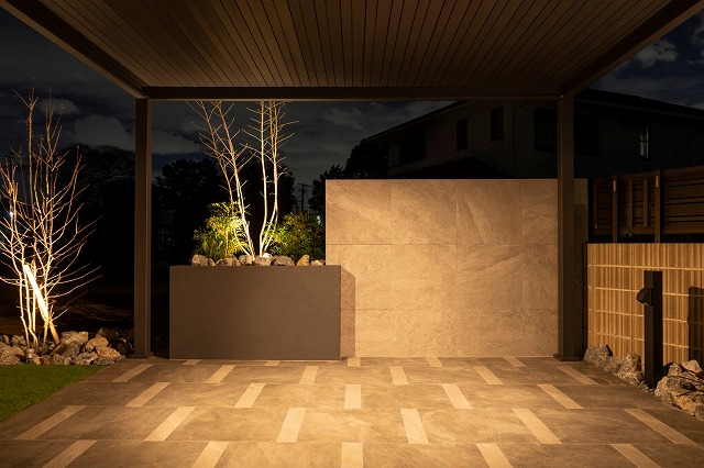 家族時間の空間を華やかにする 株式会社ルーラルコテージ 愛知県Y様邸 Spectacular garden lighting by lighting professionals. Enjoy a dramatic, romantic, even mysterious scene comparing to a day time.