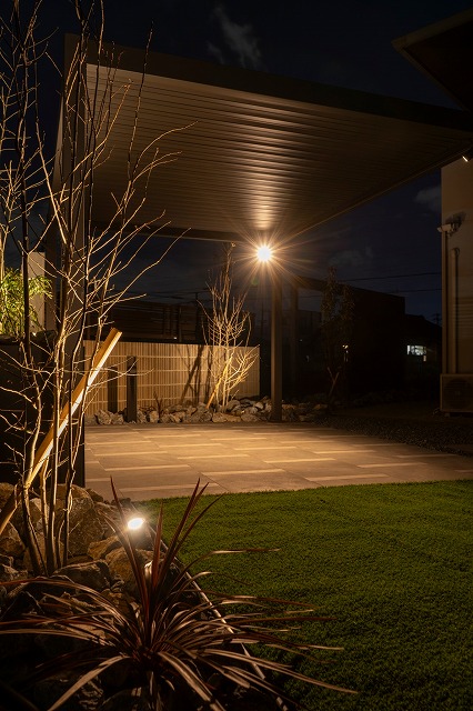 家族時間の空間を華やかにする 株式会社ルーラルコテージ 愛知県Y様邸 Spectacular garden lighting by lighting professionals. Enjoy a dramatic, romantic, even mysterious scene comparing to a day time.
