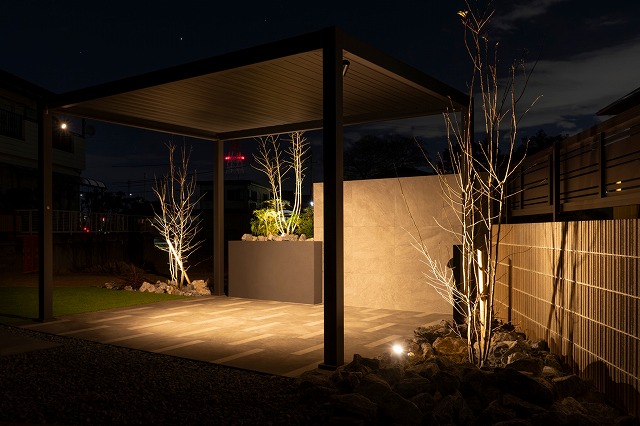 家族時間の空間を華やかにする 株式会社ルーラルコテージ 愛知県Y様邸 Spectacular garden lighting by lighting professionals. Enjoy a dramatic, romantic, even mysterious scene comparing to a day time.