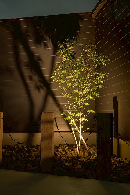西海岸を感じるデザインを魅せる　株式会社ルーラルコテージ　愛知県S様邸 Spectacular garden lighting by lighting professionals. Enjoy a dramatic, romantic, even mysterious scene comparing to a day time.