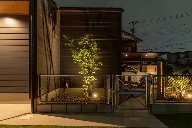 西海岸を感じるデザインを魅せる　株式会社ルーラルコテージ　愛知県S様邸 Spectacular garden lighting by lighting professionals. Enjoy a dramatic, romantic, even mysterious scene comparing to a day time.