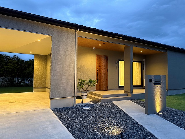 Timeless Balance 　～光と陰が織りなす、上質な暮らしのかたち。　クレアカーサ (株式会社 日立プロパティアンドサービス)　千葉県T様邸 Spectacular garden lighting by lighting professionals. Enjoy a dramatic, romantic, even mysterious scene comparing to a day time.