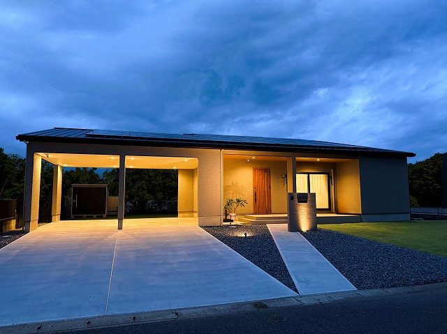 Timeless Balance 　～光と陰が織りなす、上質な暮らしのかたち。　クレアカーサ (株式会社 日立プロパティアンドサービス)　千葉県T様邸 Spectacular garden lighting by lighting professionals. Enjoy a dramatic, romantic, even mysterious scene comparing to a day time.