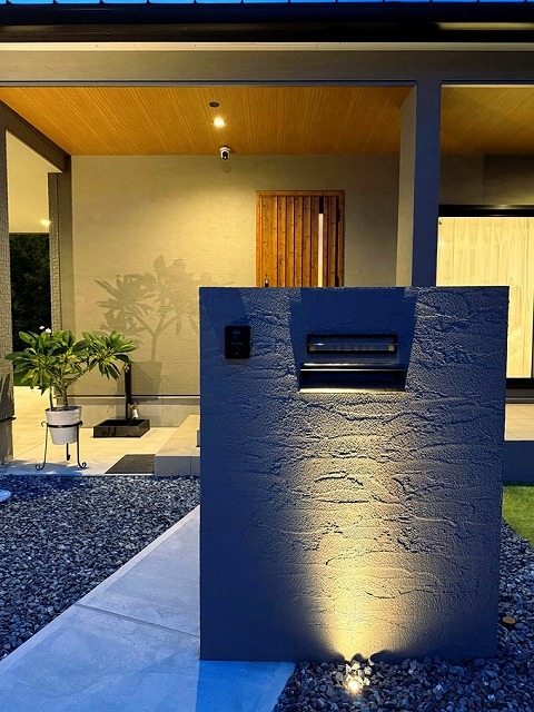 Timeless Balance 　～光と陰が織りなす、上質な暮らしのかたち。　クレアカーサ (株式会社 日立プロパティアンドサービス)　千葉県T様邸 Spectacular garden lighting by lighting professionals. Enjoy a dramatic, romantic, even mysterious scene comparing to a day time.