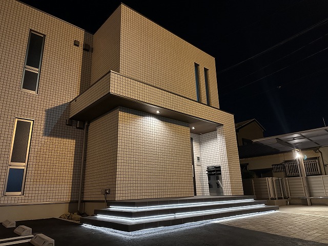 間接光が魅せるモダンなエントランス 株式会社マンリュウ 静岡県 ブラットベルク助信 Spectacular garden lighting by lighting professionals. Enjoy a dramatic, romantic, even mysterious scene comparing to a day time.