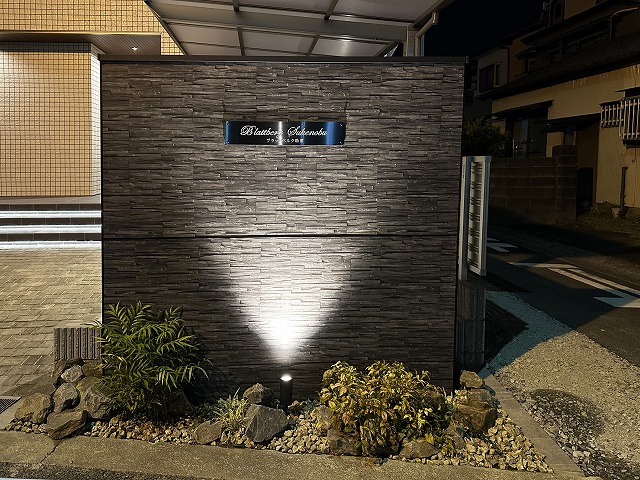 間接光が魅せるモダンなエントランス 株式会社マンリュウ 静岡県 ブラットベルク助信 Spectacular garden lighting by lighting professionals. Enjoy a dramatic, romantic, even mysterious scene comparing to a day time.