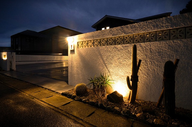 Light Rhythm in Blue ＆ White ～光がリズムになる庭。　クレアカーサ (株式会社 日立プロパティアンドサービス)　千葉県N様邸 Spectacular garden lighting by lighting professionals. Enjoy a dramatic, romantic, even mysterious scene comparing to a day time.