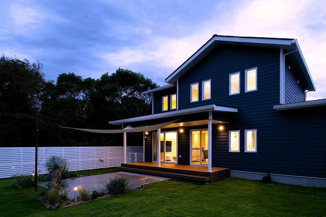 Light Rhythm in Blue ＆ White ～光がリズムになる庭。　クレアカーサ (株式会社 日立プロパティアンドサービス)　千葉県N様邸 Spectacular garden lighting by lighting professionals. Enjoy a dramatic, romantic, even mysterious scene comparing to a day time.