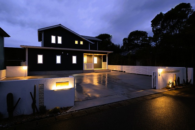 Light Rhythm in Blue ＆ White ～光がリズムになる庭。　クレアカーサ (株式会社 日立プロパティアンドサービス)　千葉県N様邸 Spectacular garden lighting by lighting professionals. Enjoy a dramatic, romantic, even mysterious scene comparing to a day time.