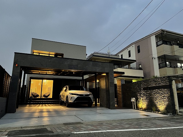 光と上手にお付き合い　株式会社造園サービス　愛知県Ｙ様邸 Spectacular garden lighting by lighting professionals. Enjoy a dramatic, romantic, even mysterious scene comparing to a day time.