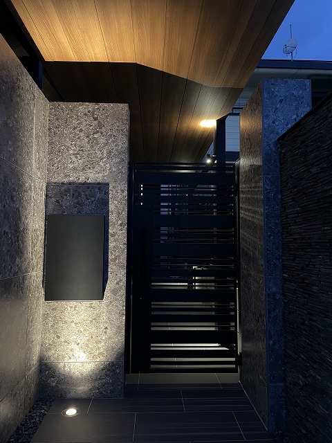 光と上手にお付き合い　株式会社造園サービス　愛知県Ｙ様邸 Spectacular garden lighting by lighting professionals. Enjoy a dramatic, romantic, even mysterious scene comparing to a day time.