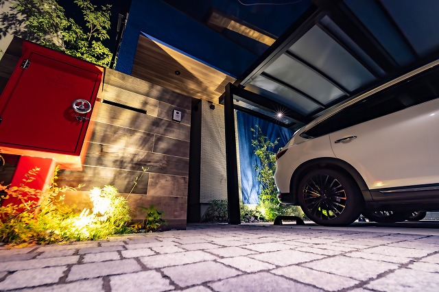 『お帰り』の光が家族を優しく包み込む、誇れる我が家の夜景色¥株式会社エバーグリーンエクステリア　岡山店¥岡山県S様邸 Spectacular garden lighting by lighting professionals. Enjoy a dramatic, romantic, even mysterious scene comparing to a day time.