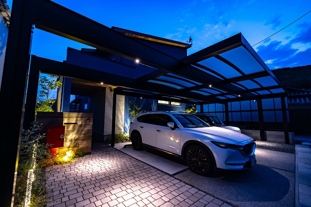 『お帰り』の光が家族を優しく包み込む、誇れる我が家の夜景色¥株式会社エバーグリーンエクステリア　岡山店¥岡山県S様邸 Spectacular garden lighting by lighting professionals. Enjoy a dramatic, romantic, even mysterious scene comparing to a day time.