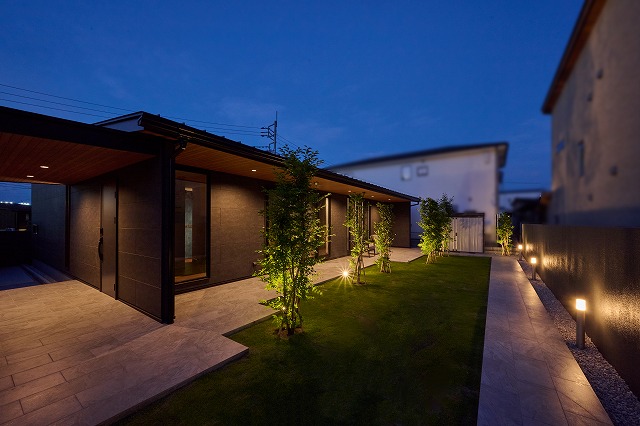 ダークトーンでまとめたモダンエクステリア　有限会社創園社　群馬県S様邸 Spectacular garden lighting by lighting professionals. Enjoy a dramatic, romantic, even mysterious scene comparing to a day time.