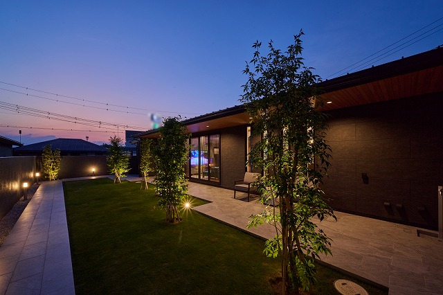 ダークトーンでまとめたモダンエクステリア　有限会社創園社　群馬県S様邸 Spectacular garden lighting by lighting professionals. Enjoy a dramatic, romantic, even mysterious scene comparing to a day time.