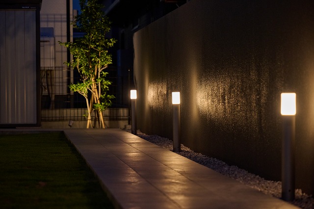 ダークトーンでまとめたモダンエクステリア　有限会社創園社　群馬県S様邸 Spectacular garden lighting by lighting professionals. Enjoy a dramatic, romantic, even mysterious scene comparing to a day time.