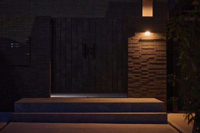 ダークトーンでまとめたモダンエクステリア　有限会社創園社　群馬県S様邸 Spectacular garden lighting by lighting professionals. Enjoy a dramatic, romantic, even mysterious scene comparing to a day time.