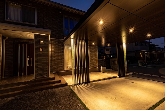 光の演出が、毎日の帰宅を特別な瞬間に変える　株式会社エバーグリーンエクステリア　岡山店　 岡山県S様邸 Spectacular garden lighting by lighting professionals. Enjoy a dramatic, romantic, even mysterious scene comparing to a day time.