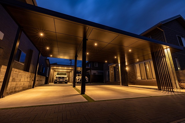 光の演出が、毎日の帰宅を特別な瞬間に変える　株式会社エバーグリーンエクステリア　岡山店　 岡山県S様邸 Spectacular garden lighting by lighting professionals. Enjoy a dramatic, romantic, even mysterious scene comparing to a day time.