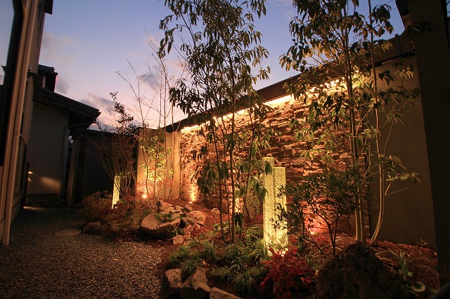 邸内から愉しむプライベートな夜の景観　株式会社エバーグリーンエクステリア　岡山店　岡山県F様邸 Spectacular garden lighting by lighting professionals. Enjoy a dramatic, romantic, even mysterious scene comparing to a day time.