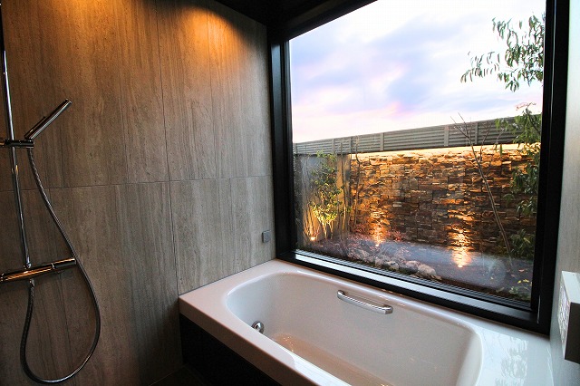 邸内から愉しむプライベートな夜の景観　株式会社エバーグリーンエクステリア　岡山店　岡山県F様邸 Spectacular garden lighting by lighting professionals. Enjoy a dramatic, romantic, even mysterious scene comparing to a day time.