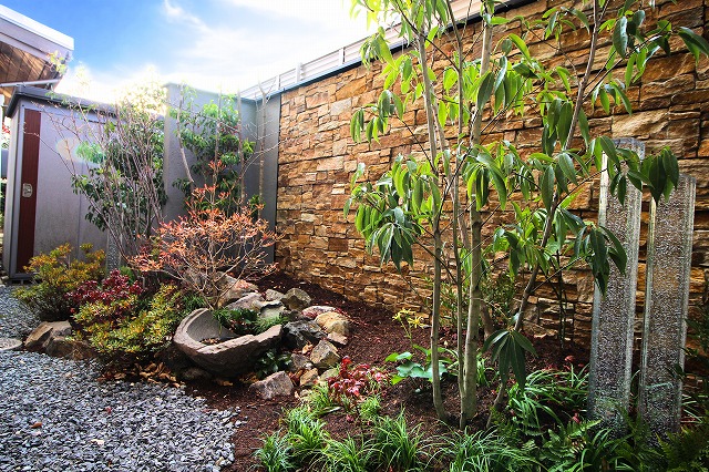 邸内から愉しむプライベートな夜の景観　株式会社エバーグリーンエクステリア　岡山店　岡山県F様邸 Spectacular garden lighting by lighting professionals. Enjoy a dramatic, romantic, even mysterious scene comparing to a day time.