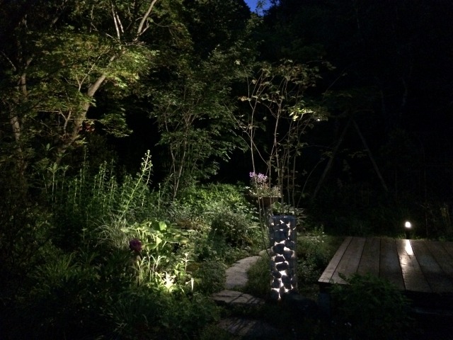 杜の灯り　平間造園株式会社　北海道Ｈ様邸 Spectacular garden lighting by lighting professionals. Enjoy a dramatic, romantic, even mysterious scene comparing to a day time.