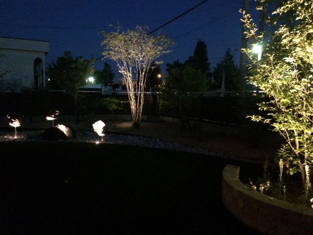 石灯　平間造園株式会社　北海道Ｙ様邸 Spectacular garden lighting by lighting professionals. Enjoy a dramatic, romantic, even mysterious scene comparing to a day time.